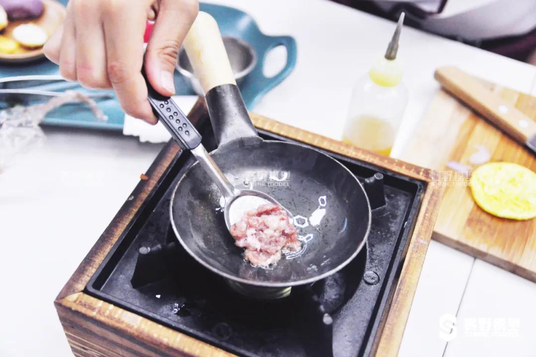 地摊经济回归，看看有哪些名人都来摆地摊了？